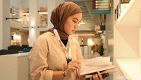 Pengunjung membaca salah satu buku koleksi Perpustakaan Jusuf Kalla UIII.