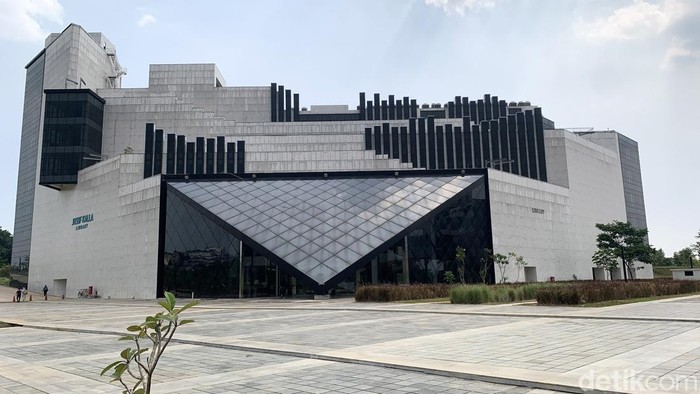 Perpustakaan Jusuf Kalla resmi dibuka, dengan fasilitas yang lengkap.  Perpustakaan yang berlokasi di Jalan Raya Jakarta-Bogor KM 33, Cisalak, Sukmajaya, Kota Depok, Jawa Barat, ini menyediakan ruang yang nyaman dan modern.