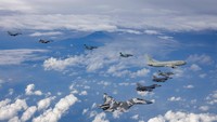 Pesawat tersebut lepas landas dari Lanud Halim Perdanakusuma menuju Bandara Adi Soemarmo dengan dikawal pesawat tempur TNI AU sebagai bentuk penghormatan kepada Presiden ke-7 RI yang telah mengakhiri masa jabatannya sebagai kepala negara.