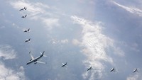 Dalam pengawalan tersebut, TNI AU mengerahkan empat pesawat F-16 Fighting Falcon dari Skadron Udara 3 dan Skadron Udara 14, tiga pesawat T-50i Golden Eagle dari Skadron Udara 15, serta satu pesawat Sukhoi SU-30 MK2 dari Skadron Udara 11.