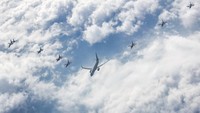 Ada delapan pesawat tempur TNI Angkatan Udara mengawal pesawat Boeing 737 dengan nomor registrasi A-7309 Skadron Udara 17 yang membawa Presiden ke-7 Republik Indonesia, Joko Widodo.