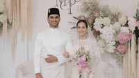 Tak pernah mengumbar sudah memiliki kekasih, Pevita Pearce pada 20 Oktober 2024 mengabarkan berita bahagia di akun Instagram pribadinya, dia resmi menikah di Malaysia. Pevita menikah dengan Mirzan Meer yang merupakan seorang pengusaha. Foto: Instagram @pevpearce