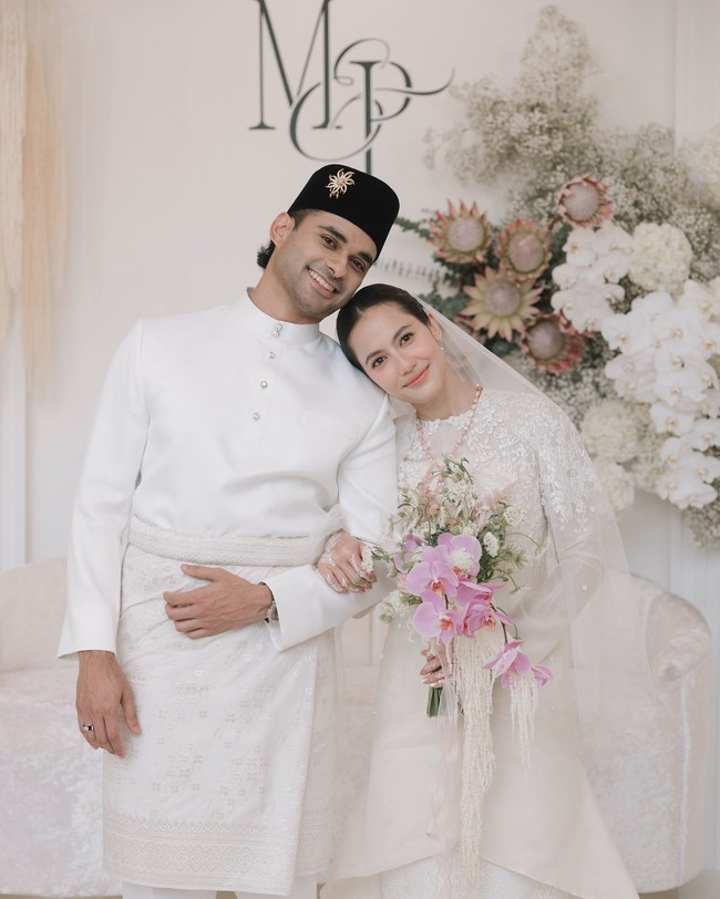 Pevita Pearce menikah dengan pengusaha Mirzan Meer asal Malaysia, Minggu (20/10/2024). Sederhana tapi romantis dan memikat menjadi konsep gaya pengantin yang dipilih aktris 32 tahun ini. Foto: Instagram@pevpearce