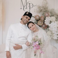 Pevita Pearce menikah dengan pengusaha Mirzan Meer asal Malaysia, Minggu (20/10/2024). Sederhana tapi romantis dan memikat menjadi konsep gaya pengantin yang dipilih aktris 32 tahun ini. Foto: Instagram@pevpearce