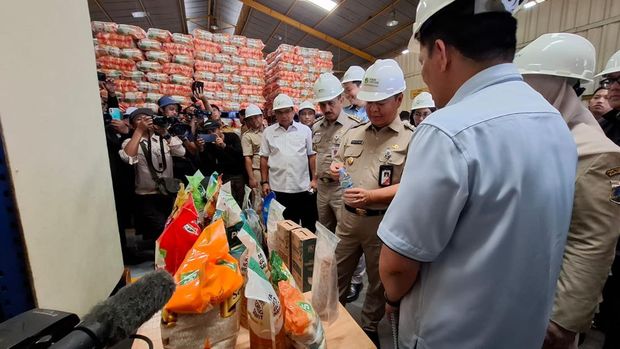 Pj Gubernur DKI Jakarta Teguh Setyabudi meninjau Pusat Informasi Beras Cipinang (PIBC) milik PT Food Station Tjipinang Jaya, Jakarta Timur. (Brigitta/detikcom)