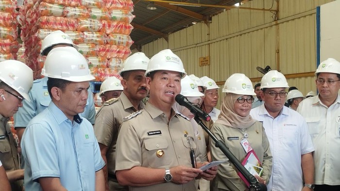 Pj Gubernur DKI Jakarta Teguh Setyabudi meninjau Pusat Informasi Beras Cipinang (PIBC) milik PT Food Station Tjipinang Jaya, Jakarta Timur. (Brigitta/detikcom)