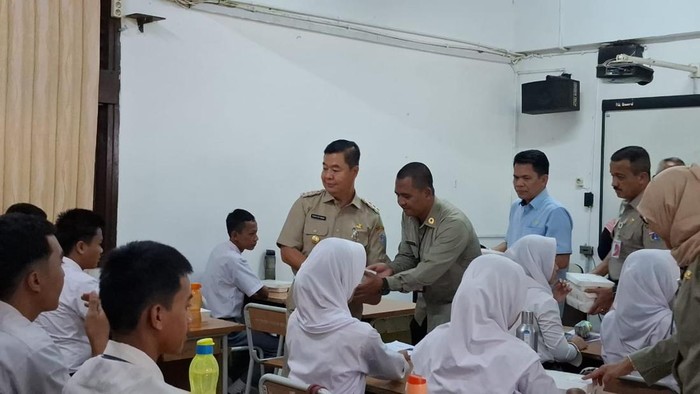 Pj Gubernur Jakarta Teguh tinjau makan bergizi gratis