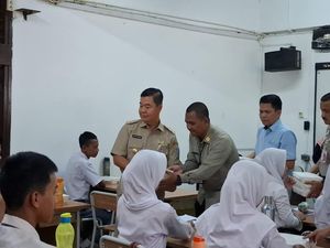 Pj Gubernur Teguh Tinjau Uji Coba Makan Bergizi Gratis di SMKN 26 Jaktim
