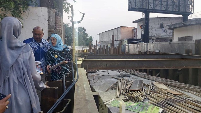 Pjs Walikota Surabaya Restu Novi Widiani saat meninjau proyek tunnel TIJ-KBS