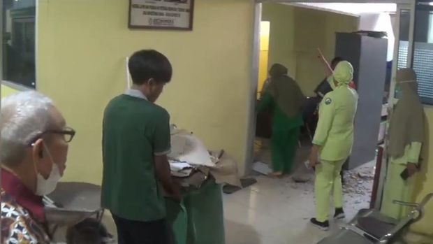 Plafon RSUD dr Soeroto Ngawi ambrol