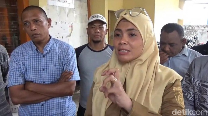 Plt Bupati Maros Suhartina Bohari usai memberikan klarifikasi di Kantor Bawaslu Maros.