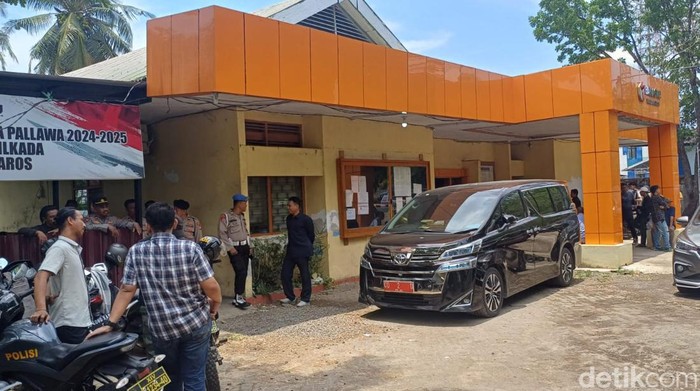 Plt Bupati Maros Suhartina diperiksa Bawaslu Maros terkait dugaan kampanye kotak kosong.