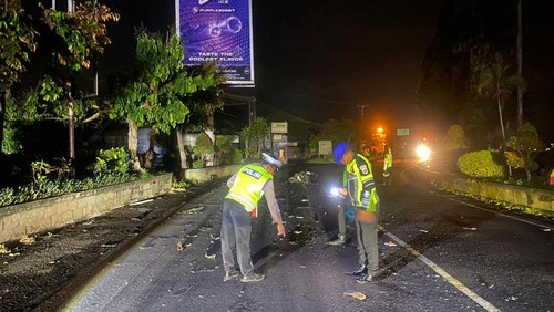 Polisi melakukan olah TKP lakalantas pemotor hingga tewas di Jalan Denpasar-Gilimanuk, tepatnya di Banjar Baluk I, Desa Baluk, Kecamatan Negara, Kabupaten Jembrana, Senin (21/10/2024). (Dok. Polres Jembrana)