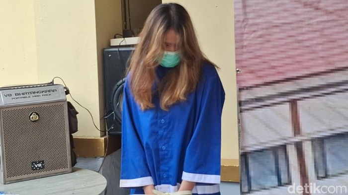 Polisi menangkap selebgram yang menjadi brand ambassador judi online di Kota Bogor.