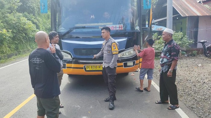 Polisi mendatangi TKP sopir bus ditikam kondektur di Mamuju.