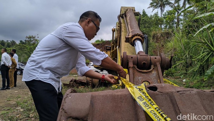 Polisi menyita satu ekskavator sebagai barang bukti kasus korupsi sewa alat berat Dinas PUPR NTB, Senin (21/10/2024).