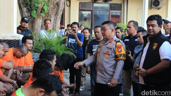 Polisi saat memaparkan penangkapan 22 bandit di Pekanbaru