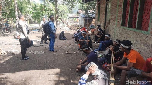 Polisi saat memediasi warga yang terlibat pembakaran rumah di Desa Bugalima, Kecamatan Adonara Barat, Kabupaten Flores Timur, NTT, Senin (21/10/2024).