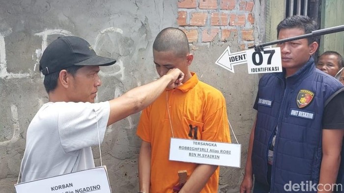 Polsek Kertapati gelar rekonstruksi kasus pembunuhan Deni Irawan (40) oleh Robbig Firli (20).