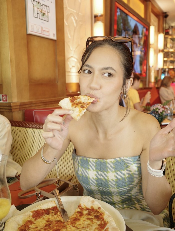 Pose Manis Pevita Pearce Saat Ngemil Pizza dan Jagung Bakar