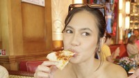 Wanita 32 tahun ini sering mengunggah momen serunya saat liburan plus makan-makan enak. Salah satunya ketika menikmati pizza seperti ini. Foto: Instagram pevpearce