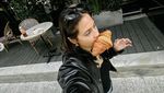 Pose Manis Pevita Pearce Saat Ngemil Pizza dan Jagung Bakar
