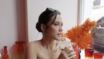 Pose Manis Pevita Pearce Saat Ngemil Pizza dan Jagung Bakar
