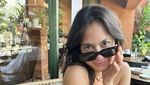Pose Manis Pevita Pearce Saat Ngemil Pizza dan Jagung Bakar