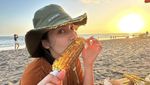 Pose Manis Pevita Pearce Saat Ngemil Pizza dan Jagung Bakar