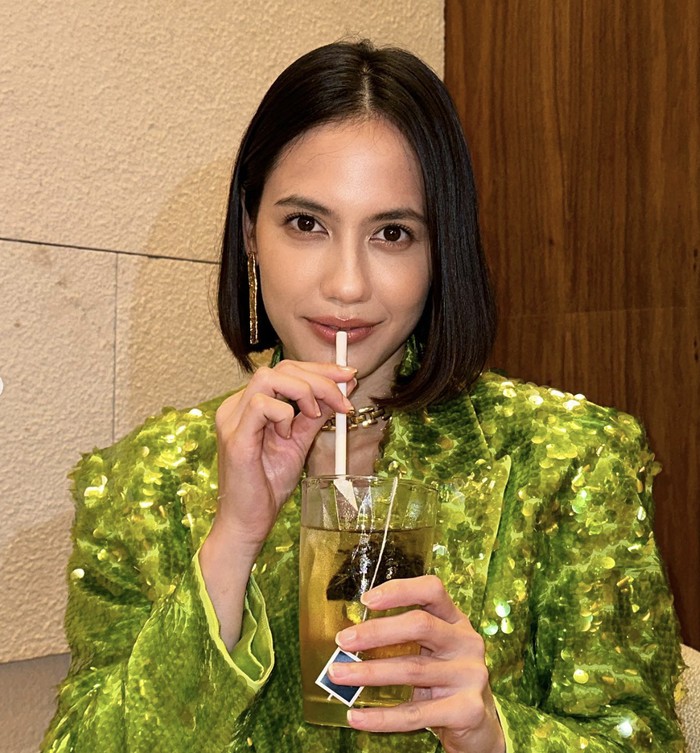 Pose Manis Pevita Pearce Saat Ngemil Pizza dan Jagung Bakar Pose Manis Pevita Pearce Saat Ngemil Pizza dan Jagung Bakar