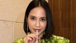 Pose Manis Pevita Pearce Saat Ngemil Pizza dan Jagung Bakar