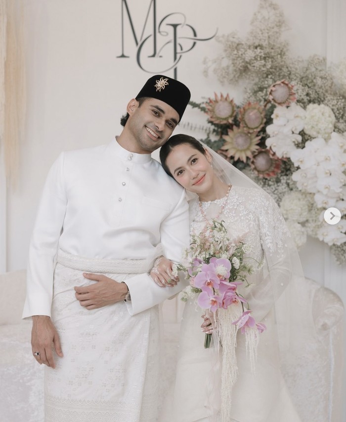 Pose Manis Pevita Pearce Saat Ngemil Pizza dan Jagung Bakar Pose Manis Pevita Pearce Saat Ngemil Pizza dan Jagung Bakar
