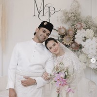 Pevita Pearce juga tak kalah mengejutkan publik usai tiba-tiba menikah dengan pria pengusaha asal Malaysia bernama Mirzan Meer. Pernikahan Pevita dan Mirzan juga dilangsungkan di Malaysia. Foto: Instagram pevpearce