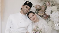 Pevita Pearce mengejutkan publik usai mengunggah foto pernikahannya dengan pengusaha Malaysia, Mirzan Meer. Diketahui keduanya menikah di Malaysia pada Minggu (20/10/2024). Foto: Instagram pevpearce