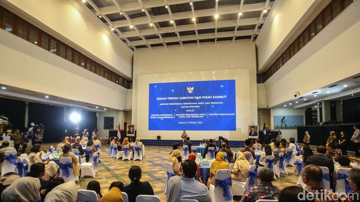 Pose Nadiem Makarim dan Tiga Menteri Penerusnya Mantan Mendikbudristek Nadiem Makarim sertijab dengan tiga menteri Kabinet Merah Putih. Hal itu karena Prabowo memecah Kemendikbudristek menjadi tiga kementerian.