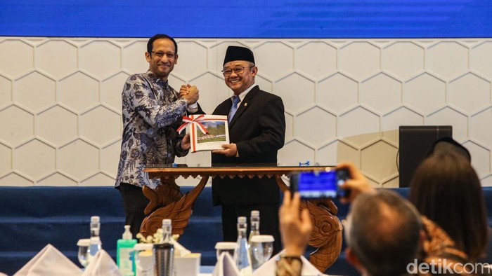 Mantan Mendikbudristek Nadiem Makarim sertijab dengan tiga menteri Kabinet Merah Putih. Hal itu karena Prabowo memecah Kemendikbudristek menjadi tiga kementerian.