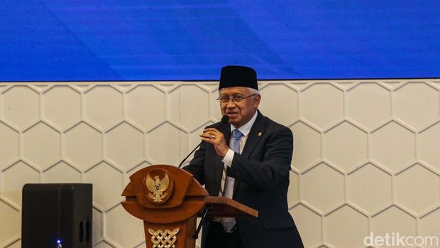 Mantan Mendikbudristek Nadiem Makarim sertijab dengan tiga menteri Kabinet Merah Putih. Hal itu karena Prabowo memecah Kemendikbudristek menjadi tiga kementerian.