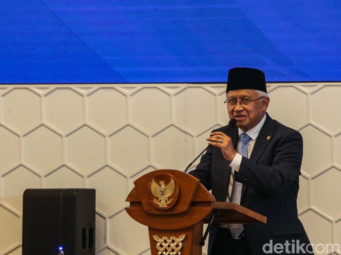 Mantan Mendikbudristek Nadiem Makarim sertijab dengan tiga menteri Kabinet Merah Putih. Hal itu karena Prabowo memecah Kemendikbudristek menjadi tiga kementerian.