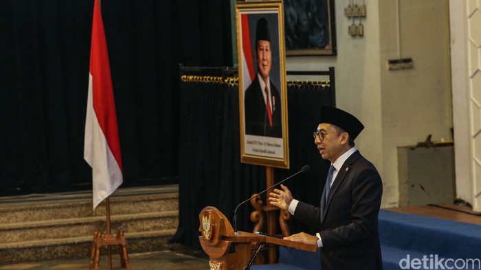Pose Nadiem Makarim dan Tiga Menteri Penerusnya Mantan Mendikbudristek Nadiem Makarim sertijab dengan tiga menteri Kabinet Merah Putih. Hal itu karena Prabowo memecah Kemendikbudristek menjadi tiga kementerian.