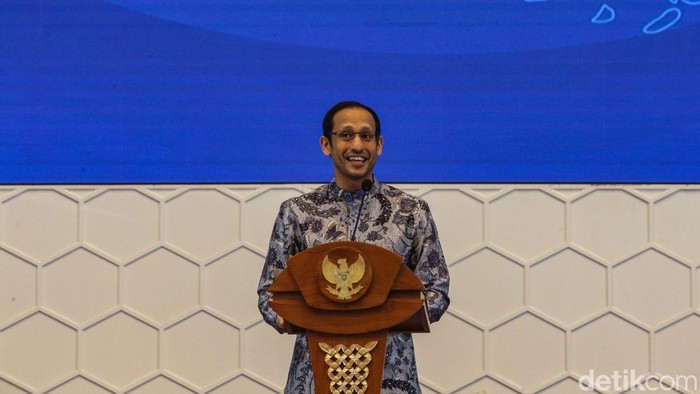 Mantan Mendikbudristek Nadiem Makarim sertijab dengan tiga menteri Kabinet Merah Putih. Hal itu karena Prabowo memecah Kemendikbudristek menjadi tiga kementerian.