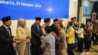 Para pegawai Kemendikbudristek memberikan ucapan selamat kepada 3 Menteri yang baru dilantik.