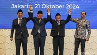 (Kiri-kanan) Menteri Kebudayaan Fadli Zon, Menteri Pendidikan Tinggi, Sains dan Teknologi Satryo Soemantri, Menteri Pendidikan Dasar dan Menengah Abdul Muti dan Mantan Mendikbud Nadiem Makarim saat berfoto di Gedung Kemendikbud, Jakarta, Senin (21/10/2024).
