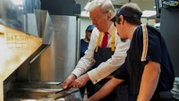 Kandidat presiden dari Partai Republik Donald Trump pergi ke McDonalds di pinggiran kota Philadelphia pada Minggu (20/10). Trump pun mencoba bekerja di stasiun kentang goreng dan jendela drive-thru.