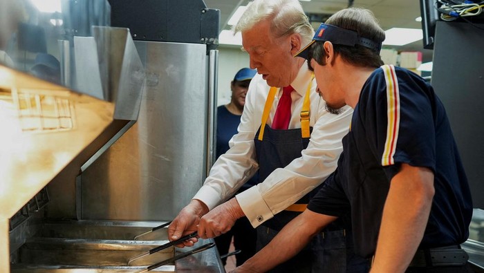 Potret Donald Trump Mendadak Jadi Pelayan Restoran Cepat Saji Republican presidential nominee and former U.S. President Donald Trump works behind the counter during a visit to McDonalds in Feasterville-Trevose, Pennsylvania, U.S. October 20, 2024. Doug Mills/Pool via REUTERS