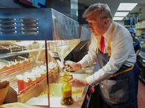Potret Donald Trump Mendadak Jadi Pelayan Restoran Cepat Saji