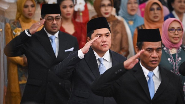 Menteri BUMN Erick Thohir (tengah) bersama Menteri Pertanian Andi Amran Sulaiman (kanan) dan Menteri Ekonomi Kreatif/Kepala Badan Ekonomi Kreatif Teuku Riefky Harsya (kiri) memberi hormat saat pelantikan menteri dan kepala badan setingkat menteri dalam Kabinet Merah Putih di Istana Negara, Jakarta, Senin (21/10/2024). Presiden Prabowo Subianto melantik 53 menteri dan kepala badan negara setingkat menteri dalam Kabinet Merah Putih periode 2024-2029. ANTARA FOTO/Sigid Kurniawan/app/nym.