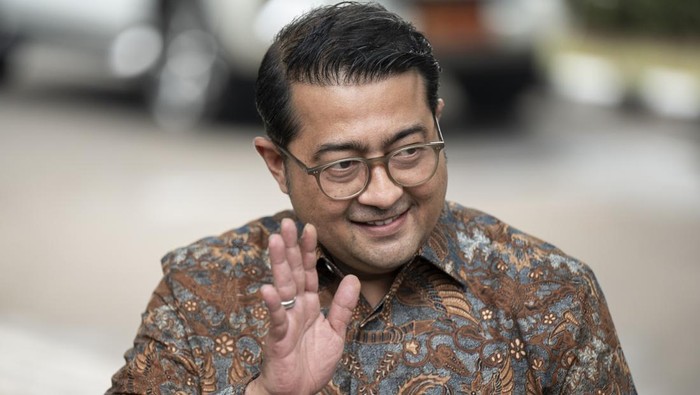 Potret Teuku Riefky Harsya, Menteri Ekraf di Kabinet Merah Putih Sekjen Partai Demokrat Teuku Riefky Harsya melambaikan tangan saat tiba di kediaman Presiden terpilih Prabowo Subianto, Kertanegara, Jakarta Selatan, Senin (14/10/2024). Presiden Terpilih Prabowo Subianto memanggil sejumlah tokoh yang diyakini bakal menjadi calon menteri/kepala lembaga negara untuk pemerintahan baru ke depan ke kediaman pribadinya. ANTARA FOTO/Aprillio Akbar/sgd/agr