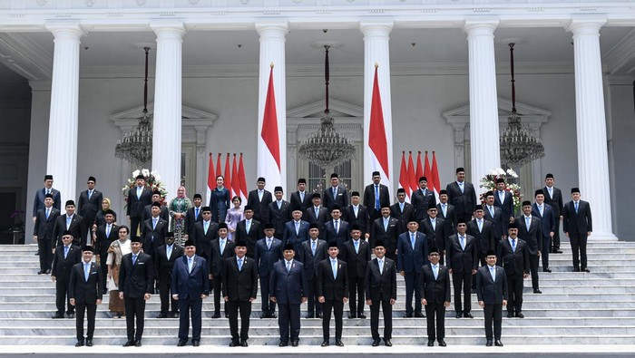 Presiden Prabowo Subianto (depan, tengah) didampingi Wakil Presiden Gibran Rakabuming Raka (depan, keempat kanan) berfoto bersama jajaran Menteri dan Kepala Lembaga Tinggi Negara Kabinet Merah Putih yang baru dilantik di Istana Merdeka, Jakarta, Senin (21/10/2024). Presiden Prabowo melantik 53 menteri dan kepala badan negara setingkat menteri dalam Kabinet Merah Putih periode 2024-2029. ANTARA FOTO/Hafidz Mubarak A/Lmo/nym.