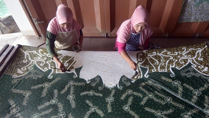 Produksi batik tulis khas Lampung Pekerja mewarnai batik tulis di salah satu industri rumahan Deandra batik, Kemiling, Bandar Lampung, Lampung, Senin (21/10/2024). Pemilik usaha mikro kecil dan menengah (UMKM) tersebut mengangkat potensi unggulan provinsi Lampung melalui batik motif kopi yang telah dipasarkan ke Aceh, Surabaya, Madura dan Amerika dengan harga Rp300 ribu hingga Rp3 juta per lembar. ANTARA FOTO/Ardiansyah/nym.
