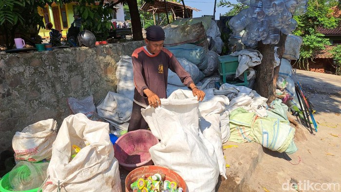 Proses pemilahan sampah di Bank Sampah Dewi Sri